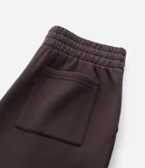 Pantalón jogger de algodón con felpa, color beige, con cintura elástica, cordón ajustable, bolsillos laterales y puños elásticos en los tobillos.