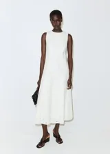 Vestido midi blanco sin mangas con diseño evasé y detalle de bordado inglés en toda la prenda.
