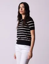 Buzo tejido de hilado fino, marca Philosophy, a rayas horizontales azul marino y blancas, con cuello redondo y mangas cortas.