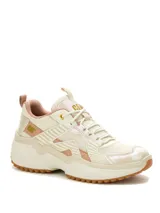 Championes Cat modelo Hasten Mesh para mujer, en color blanco con detalles en tonos tostados y rosados. Presentan capellada de malla y microfibra, suela gruesa de goma dentada y cordones frontales.