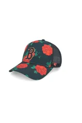 Gorra tipo trucker de la marca 47, con diseño estampado de rosas rojas sobre fondo negro. Presenta el logo de los Boston Red Sox bordado en el frente y panel trasero de malla.