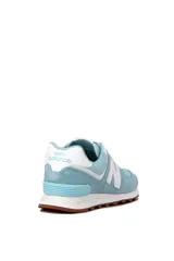 Championes deportivos New Balance modelo 574, color verde con detalles en gris y blanco, confeccionados en gamuza y malla, con el logotipo "N" característico en los laterales y entresuela ENCAP.