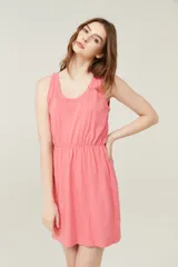 Vestido corto de algodón color salmón, sin mangas, con cuello redondo y cintura elastizada.