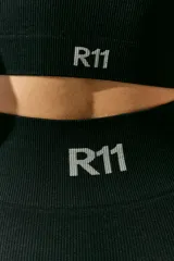 Legging de tejido sin costuras, color negro, con cintura alta y diseño ajustado.