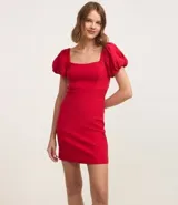 Vestido corto rojo de bengalina, ajustado al cuerpo, con escote cuadrado, mangas cortas abullonadas y elástico en la espalda.