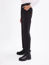 Pantalón de vestir color beige, de corte recto y holgado, con cintura alta.