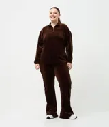 Pantalón de plush color marrón, de corte recto y tiro medio, con cintura elástica y textura acanalada.