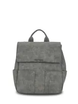 Mochila Hush Puppies modelo Dallas de ecocuero gris, con compartimento principal con solapa y cierre, bolsillos delanteros y laterales abiertos, y bolsillo trasero con cierre. Cuenta con asa superior y correas ajustables.