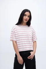 Remera holgada a rayas horizontales color crudo y beige, con mangas cortas y tajos laterales.