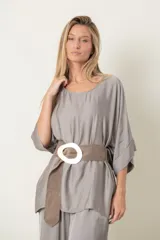 Blusa italiana en satén de seda color visón, modelo pañuelo.