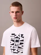 Remera blanca de algodón con estampado vertical en el frente con el logo de Calvin Klein Jeans en letras negras. Corte clásico y cuello redondo.