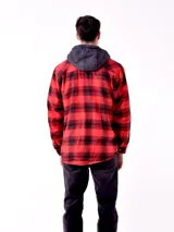 Campera tipo camisa de franela a cuadros rojos y negros con capucha gris de algodón y forro interior de piel sintética color crema.