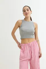Musculosa blanca de algodón con cuello redondo y sisas anchas.