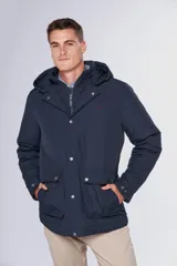 Campera de abrigo azul marino resistente al agua con capucha desmontable, cierre metálico y botones a presión personalizados. Tiene bolsillos en el frente y dos bolsillos internos.