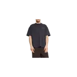 Remera Allsaints de manga corta, color negro, con cuello redondo y diseño liso. Presenta un pequeño estampado dorado en el pecho con el logotipo de la marca.