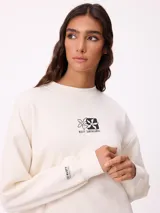 Sweater negro de corte holgado con estampado trasero de flores y el logo "Rusty" en colores neón.