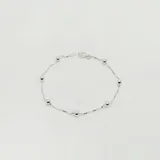 Pulsera de plata 925 con cadena fina y bolitas distribuidas a lo largo de la misma. Cierre de mosquetón.