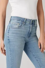 Pantalón de jean celeste de corte recto, tiro alto y calce ajustado.