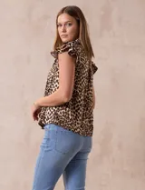 Camisa de satén con estampado animal print de leopardo, cuello clásico con solapa, escote en V, cierre frontal con botones y mangas cortas amplias con volados. Marca Alex & Lili.