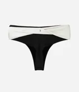 Bombacha de bikini tipo hot pant confeccionada en microfibra, con diseño bicolor en negro y blanco estilo color block. Presenta cintura alta con pretina cruzada.
