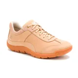 Championes Caterpillar modelo Versy Lo, color beige, confeccionados en cuero nobuk con detalles en gamuza. Presentan suela de goma color caramelo, cierre con cordones y logo de la marca grabado en el lateral y la puntera.