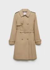 Trench coat de corte recto y diseño cruzado, confeccionado en algodón con acabado repelente al agua. Presenta cuello de solapa, cierre frontal con botones efecto carey, cinturón ajustable en la cintura, trabillas en los puños y abertura posterior en el bajo.