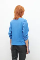 Remera celeste de algodón con escote bote y mangas 3/4 de poplin fruncidas con lazos.