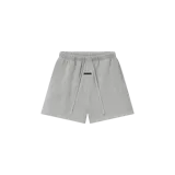 Short de felpa gris con cintura elástica con cordón de ajuste largo, bolsillos laterales y etiqueta de goma con la marca en la parte frontal.