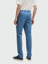 Pantalón de vestir celeste de algodón elastizado, marca BOSS, modelo Kane, con corte slim fit, bolsillos laterales y traseros.