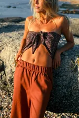 Maxi pañuelo triangular de seda peach sublimada con estampado de leopardo.