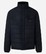 Campera puffer negra con cuello alto, cierre frontal con botones a presión, bolsillos laterales y un bolsillo cargo en el pecho. Presenta un diseño acolchado y forro interior suave.