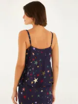 Top azul marino con estampado de estrellas de colores, tirantes finos regulables y escote en V con detalle de lazo en el busto.