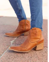Bota texana de caña baja color marrón con efecto vintage, confeccionada en cuero vacuno y forrada en cuero. Tiene taco de 5cm y cierre lateral.