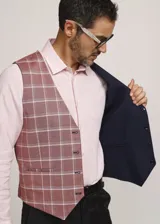 Chaleco reversible Due Volti de corte sastrero, con diseño a cuadros en tonos de gris y cierre frontal con cuatro botones oscuros.