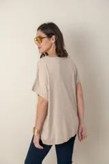 Remera azul marino con escote en V y mangas cortas.