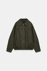 Chaqueta encerada color verde militar, con cuello solapa, manga larga, bolsillos de vivo en el delantero y bajo acabado en elástico. Cierre frontal con cremallera.