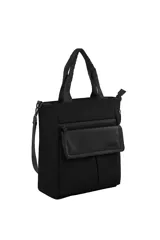 Cartera tipo tote bag color negro, con asas de mano y correa ajustable para llevar al hombro. Presenta un bolsillo frontal con solapa de cuero texturizado y cierre de cremallera.