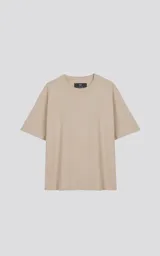 Remera de corte crop y calce oversize, con hombros caídos, confeccionada en algodón premium americano color beige claro. Posee cuello redondo rib al tono y doble costura.