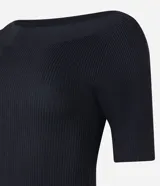 Blusa básica de punto Marfinno, color marfil, de corte ajustado, con elegante escote bote y mangas cortas.