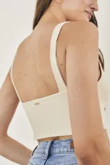 Top negro de viscosa con escote en V y breteles anchos.