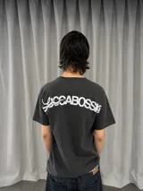 Remera de algodón color negro con estampa serigráfica en color blanco en la parte posterior que presenta el logo de la marca LuccaBossio. Cuenta con cuello reforzado y grifa de la marca en la manga.