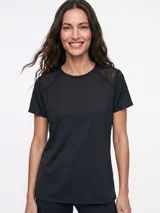 Remera deportiva negra de manga corta, con detalles de tela en malla transparente en los hombros.