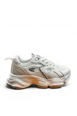 Championes deportivos de diseño chunky en color blanco, con suela gruesa y detalles plateados.