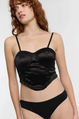 Bustier blanco de breteles finos, con copas preformadas y detalle de tul en el escote.