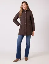 Campera matelassé color marrón con diseño combinado de rombos en el cuerpo y costuras horizontales en las mangas. Cuenta con capucha fija, cierre frontal oculto bajo solapa con botones a presión dorados y ajuste entallado en la cintura.