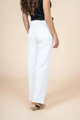 Jean de tiro alto color blanco, con corte recto y silueta amplia.