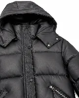 Campera puffer larga con capucha, confeccionada en poliéster con acabado efecto cuero. Presenta cierre frontal con botones a presión, cuello alto y bolsillos laterales con cierre.