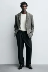 Zapato de vestir estilo Derby color marrón, fabricado en piel con horma redonda, cordones finos y suela con ligero tacón.