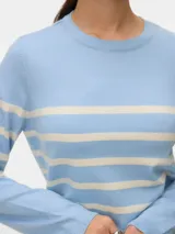 Sweater tejido de manga larga con cuello redondo y diseño a rayas horizontales en color celeste y beige. Calce regular.