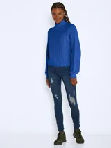 Sweater tejido de punto grueso con cuello alto, mangas largas raglán y puños acanalados. Presenta un diseño de calce holgado y textura acanalada.